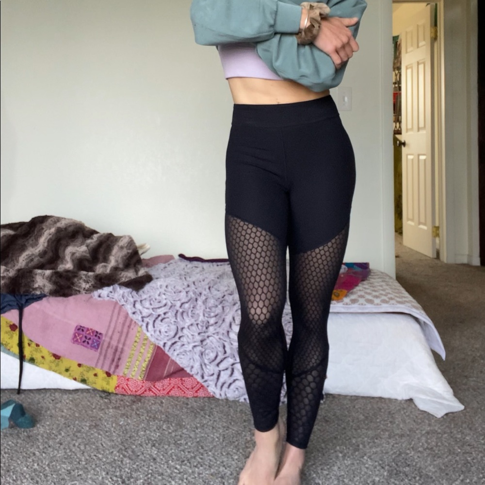 Lulu Lemon Leggings with Mesh design - Picture 1 of 3